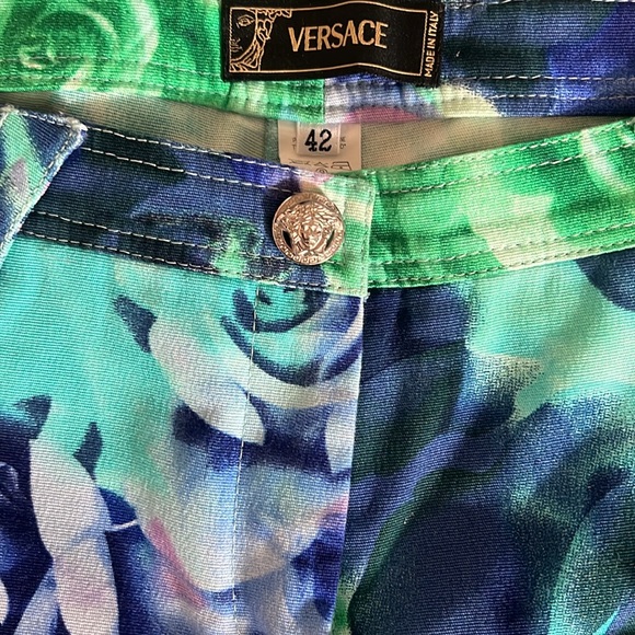 💥Gianni Versace Jeans - EUC - Beautiful Medusa Button Green Blue Rose Print - Picture 2 of 8